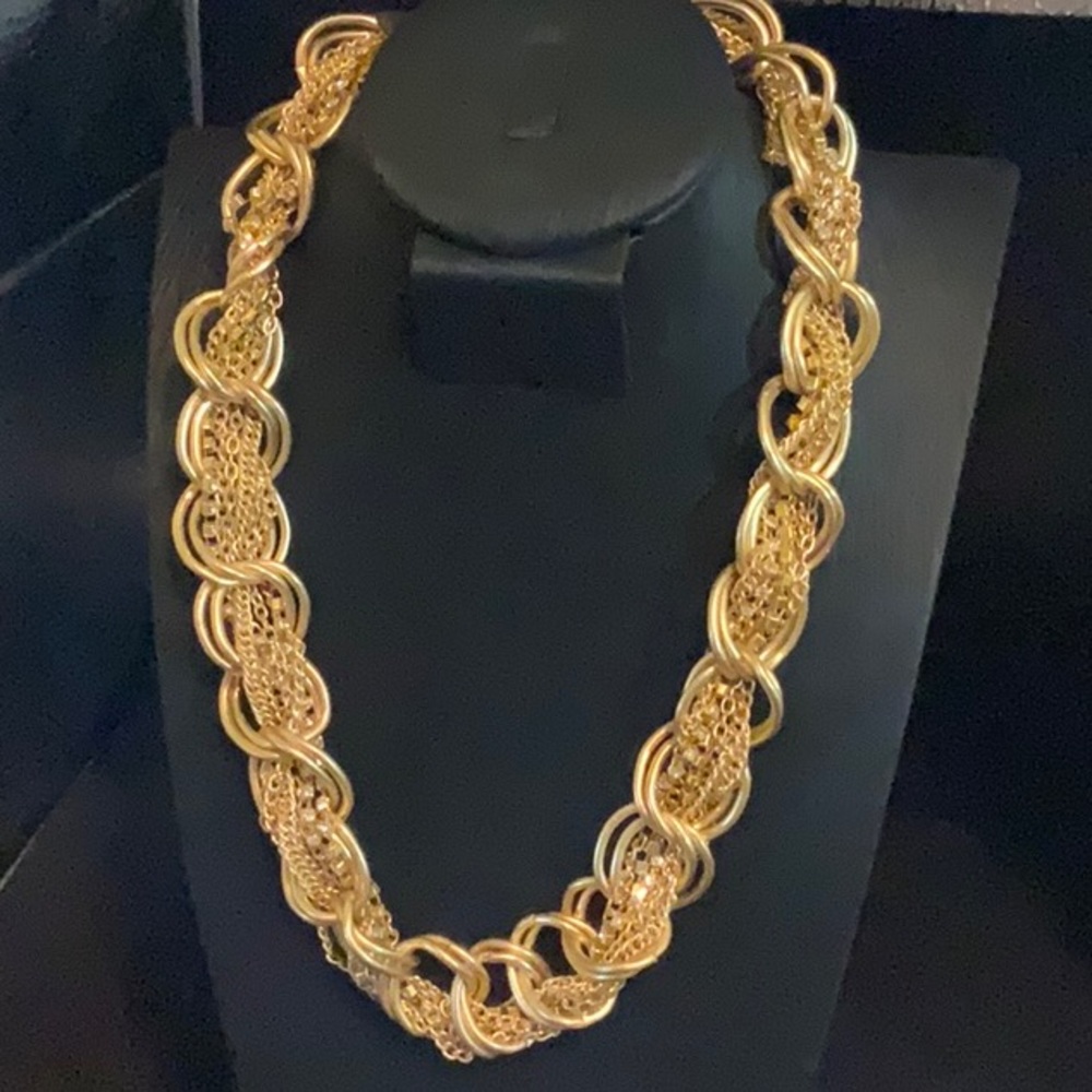Gold tone fashion necklace 17”